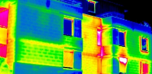 Thermografieaufnahme VOR der thermischen Sanierung Thermografieaufnahme VOR der thermischen Sanierung